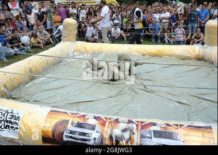 Fangare ragazze che lottano nel ring, folla di persone che guardano. 23 giugno 2017. Kiev, Ucraina Foto Stock