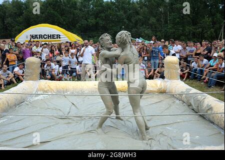 Fangare ragazze che lottano nel ring, folla di persone che guardano. 23 giugno 2017. Kiev, Ucraina Foto Stock