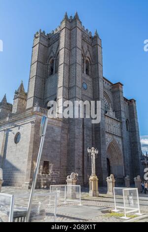 Ávila / Spagna - 05 12 2021: Splendida vista sull'austero edificio romanico-gotico davanti alla Cattedrale del Salvatore, la cattedrale di Ávila Foto Stock