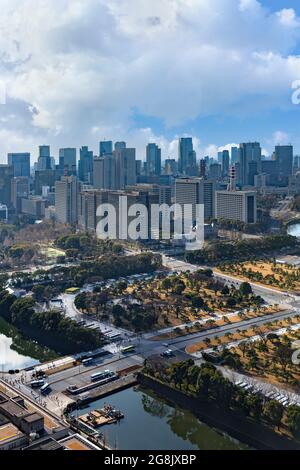 tokyo, giappone - gennaio 02 2021: Vista dall'alto del parco nazionale del Giardino Nazionale di Kokyo Gaien nel Palazzo Imperiale di Tokyo con il Parco Hibiya e. Foto Stock