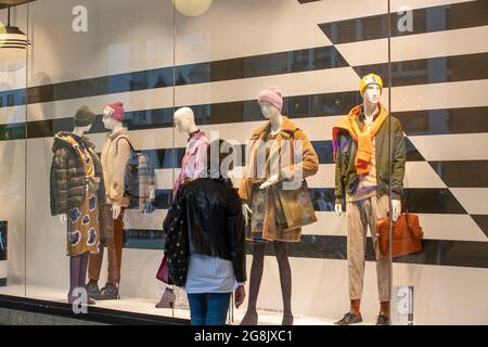 Frau schaut sich Schaufenster mit Herbstmode an. Menschen am 22. Settembre 2020 a der Münchner Innenstadt. Durch die Inzidenzahl von 55,6 wird es in München ab Donnerstag am Marienplatz und in den Fußgängerzonen eine Maskenpflicht geben. -- persone nel centro di Monaco il 22 settembre 2020. Da giovedì in poi ci sarà un'oblazione per indossare le maschere a Marienplatz e la zona pedonale. (Foto di Alexander Pohl/Sipa USA) Foto Stock