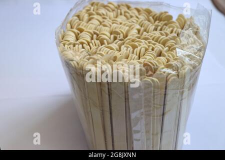 Confezione di bastoncini di gelato in legno per l'artigianato. Possicle rimane in un pacchetto Foto Stock