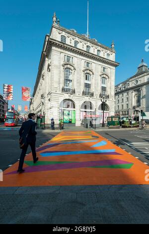 Londra, Regno Unito. 21 luglio 2021. Bandiere appese di Michael Armitage e una traversata pedonale progettata da Vanessa Jackson RA alla presentazione della Piccadilly Art Takeover, che segna il lancio della stagione dell'Arte di Londra, una stagione di arte e iniziative culturali per aiutare a reimmaginare il West End. Cinque artisti associati alla Royal Academy hanno creato 30 bandiere sospese, 13 traversate pedonali, mostre sui grandi schermi Piccadilly e altre opere nell'area che il pubblico può vedere fino al 21 agosto 2021. Credit: Stephen Chung / Alamy Live News Foto Stock