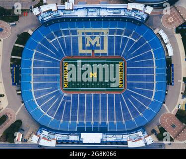 ANN ARBOR, STATI UNITI - Apr 26, 2021: Scatto aereo di testa del Michigan Stadium Foto Stock