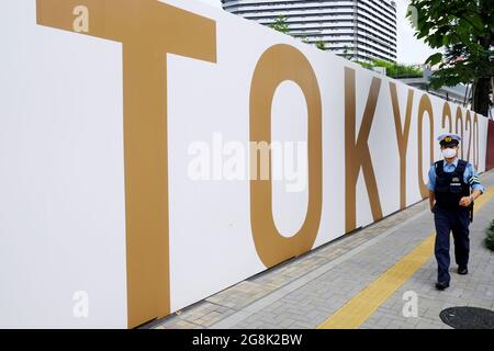 Tokyo, Giappone. 21 luglio 2021. Un poliziotto cammina accanto a un grande cartello Tokyo 2020 intorno allo stadio olimpico nazionale di Tokyo. (Foto di James Matsumoto/SOPA Images/Sipa USA) Credit: Sipa USA/Alamy Live News Foto Stock