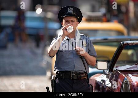 Glasgow, Scozia, Regno Unito. 20 luglio 2021. NELLA FOTO: I membri del cast visti tra il set di riprese e il set di riprese. Girando sul set di Indiana Jones 5 nel centro di Glasgow, il campione d'incassi di Hollywood imposta Glasgow come New York City. Si può vedere una produzione completa, con un grande cast, produttori ed extra. Il centro della città è stato cambiato in modo che tutti i negozi e gli edifici assomiglia a 1959 America. Credito: Colin Fisher Foto Stock