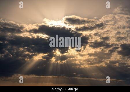 i raggi del sole dietro le nuvole sperano il destino Foto Stock