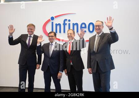 L-R: Jochen Hanebeck, CFO Sven Schneider, CEO Reinhard Ploss und CMO Helmut Gassel, em. 12. Novembre 2019 bei der Jahres PK von Infineon Technologies in Neubiberg bei München. Infineon ist ein deutscher Halbleiter Hersteller mit ungefähr 40.000 Angestellten. (Foto di Alexander Pohl/Sipa USA) Credit: Sipa USA/Alamy Live News Foto Stock