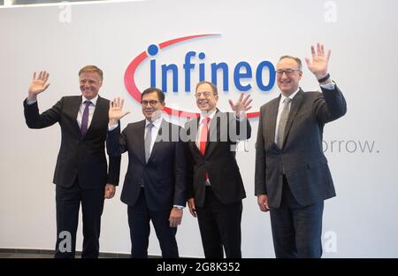 L-R: Jochen Hanebeck, CFO Sven Schneider, CEO Reinhard Ploss und CMO Helmut Gassel, em. 12. Novembre 2019 bei der Jahres PK von Infineon Technologies in Neubiberg bei München. Infineon ist ein deutscher Halbleiter Hersteller mit ungefähr 40.000 Angestellten. (Foto di Alexander Pohl/Sipa USA) Credit: Sipa USA/Alamy Live News Foto Stock