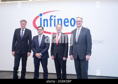 L-R: Jochen Hanebeck, CFO Sven Schneider, CEO Reinhard Ploss und CMO Helmut Gassel, em. 12. Novembre 2019 bei der Jahres PK von Infineon Technologies in Neubiberg bei München. Infineon ist ein deutscher Halbleiter Hersteller mit ungefähr 40.000 Angestellten. (Foto di Alexander Pohl/Sipa USA) Credit: Sipa USA/Alamy Live News Foto Stock