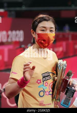 Tokyo, Giappone. 21 luglio 2021. Il giocatore cinese di ping-pong Chen Meng è visto durante una sessione di allenamento prima dei Giochi Olimpici di Tokyo 2020 al Tokyo Metropolitan Gymnasium di Tokyo, Giappone, il 21 luglio 2021. Credit: Wang Dongzhen/Xinhua/Alamy Live News Foto Stock