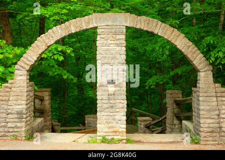 Strada ad arco per il sentiero Twin Caves, Spring Mill state Park, Indiana Foto Stock