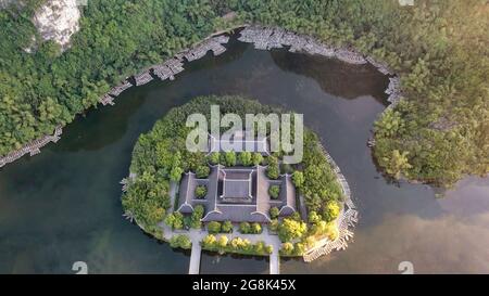 Trang An Landscape Complex si trova a Ninh Binh City, a circa 90 km a sud-est di ha noi Foto Stock