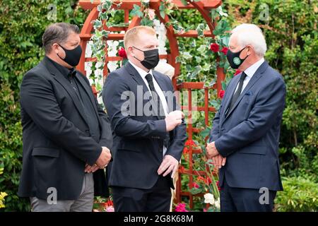 L'ex giocatore e manager celtico Neil Lennon (centro) assiste ai funerali dell'ex giocatore e eroe del leone di Lisbona Charlie Gallagher, scomparso all'età di 80 anni il 11 luglio, presso la chiesa di St DominicÕs RC, Bishopbriggs, Glasgow. Data immagine: Mercoledì 21 luglio 2021. Foto Stock