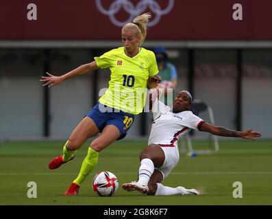 Tokyo, Giappone. 21 luglio 2021. Il difensore degli Stati Uniti Crystal Dunn (R) combatte per la palla con la Svezia in avanti Sofia Jakobsson (10) in una partita di calcio femminile del gruppo G durante i Giochi Olimpici estivi di Tokyo, Giappone, mercoledì 21 luglio 2021. Foto di Bob strong/UPI. Credit: UPI/Alamy Live News Foto Stock