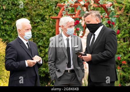 I lutto frequentano il funerale ex giocatore celtico e l'eroe del leone di Lisbona Charlie Gallagher, scomparso il 80 11 luglio alla chiesa di St DominicÕs RC, Bishopbriggs, Glasgow. Data immagine: Mercoledì 21 luglio 2021. Foto Stock