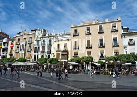 Murcia Spagna Marzo 15 2020 : Plaza del Cardenal Belluga Pavement caffè nella elegante e colorata piazza della cattedrale della città storica Blue Sky Foto Stock