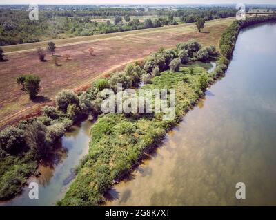 Drone che sorvola il fiume Sava affluente verde, pieno di pesci e uccelli che nidificano qui, vicino alla città di Zagabria, Croazia Foto Stock