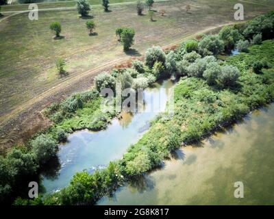 Drone che sorvola il fiume Sava affluente verde, pieno di pesci e uccelli che nidificano qui, vicino alla città di Zagabria, Croazia Foto Stock