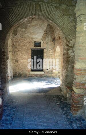 Malaga, Spagna Alcazaba palazzo fortificato porta d'ingresso difensiva che conduce i giardini di questo monumento medievale architettura moresca verticale shot Foto Stock