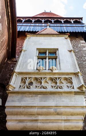 Foto verticale del castello gotico Corvin Hunyad in Transilvania, Romania Foto Stock
