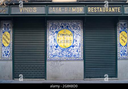 Madrid Spagna Agosto 15 2011 : bella facciata piastrellata di un piccolo ristorante nelle strade secondarie della capitale spagnola elegante fine del secolo Foto Stock