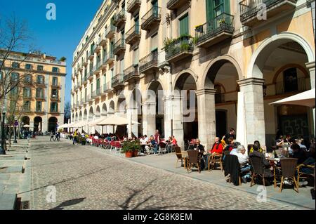 Città di Girona, Piazza dell'Indipendenza della Spagna elegante Piazza dell'Indipendenza con portici. La gente gusterà il pranzo nella splendida piazza neoclassica porticata Foto Stock