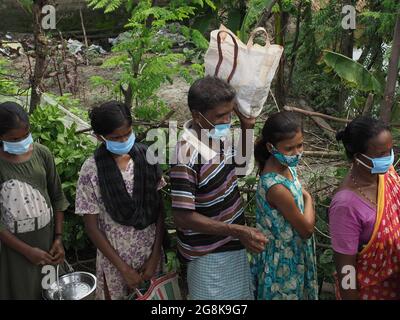 KOLKATA, INDIA - 29 giu 2021: Le persone colpite dalle inondazioni vivono sotto il cielo aperto a causa della carenza di tende case in un campo di soccorso alluvione colpito Foto Stock