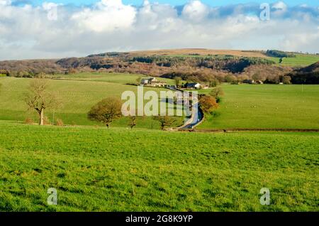 Vista autunnale di Heath Charnock villaggio Inghilterra con terra verde fattoria e colline coperte di alberi vicino Anglezarke Foto Stock