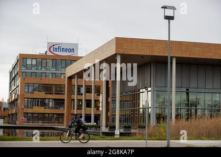 Infineon Hauptgebäude a Neubiberg bei München am 12. Novembre 2019. Infineon Technologies AG ist ein deutscher Halbleiter Hersteller mit ungefähr 40.000 Angestellten. (Foto di Alexander Pohl/Sipa USA) Credit: Sipa USA/Alamy Live News Foto Stock