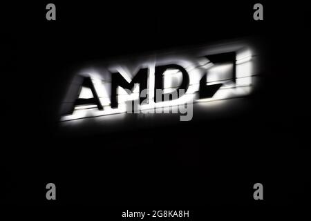 Aschheim, Germania. 03 luglio 2020. Gezoomtes Bild vom Logo des chip-Entwickler Advanced Micro Devices - AMD an seinem Standort in Aschheim bei München. -- immagine ingrandita del logo AMD by Night a Monaco, Germania. (Foto di Alexander Pohl/Sipa USA) Credit: Sipa USA/Alamy Live News Foto Stock