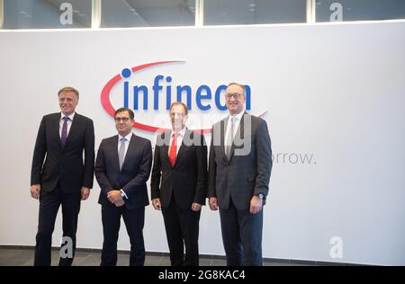 L-R: Jochen Hanebeck, CFO Sven Schneider, CEO Reinhard Ploss und CMO Helmut Gassel, em. 12. Novembre 2019 bei der Jahres PK von Infineon Technologies in Neubiberg bei München. Infineon ist ein deutscher Halbleiter Hersteller mit ungefähr 40.000 Angestellten. (Foto di Alexander Pohl/Sipa USA) Credit: Sipa USA/Alamy Live News Foto Stock