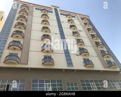 Design architettonico o elevazione frontale di un alto edificio con balconi proiettati e pannelli in vetro di alluminio Foto Stock
