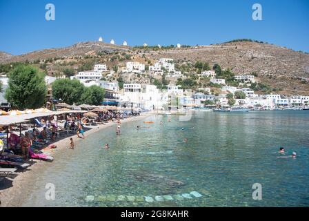 Isola di Leros Grecia Grecia spiaggia greca estate scena Paesaggio aspetto vista della splendida baia in una giornata di estati luminose piccolo resort affascinante in una baia pittoresca Foto Stock