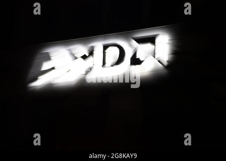 Aschheim, Germania. 03 luglio 2020. Gezoomtes Bild vom Logo des chip-Entwickler Advanced Micro Devices - AMD an seinem Standort in Aschheim bei München. -- immagine ingrandita del logo AMD by Night a Monaco, Germania. (Foto di Alexander Pohl/Sipa USA) Credit: Sipa USA/Alamy Live News Foto Stock