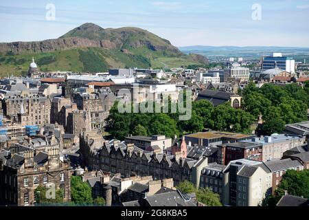 Una vista aerea di Arthur's Seat e dello skyline di Edimburgo dal Castello di Edimburgo Foto Stock