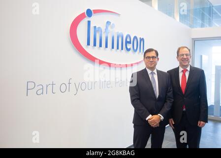 CFO Sven Schneider (L.) e CEO Reinhard Ploss am 12. Novembre 2019 bei der Jahres PK von Infineon Technologies in Neubiberg bei München. Infineon ist ein deutscher Halbleiter Hersteller mit ungefähr 40.000 Angestellten. (Foto di Alexander Pohl/Sipa USA) Credit: Sipa USA/Alamy Live News Foto Stock