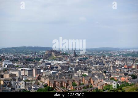 Una vista aerea del Castello di Edimburgo e dello skyline da Arthur's Seat Foto Stock