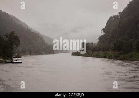 Il fiume Elba in una giornata piovosa nei pressi di Bad Schandau, in Svizzera sassone, Germania Foto Stock