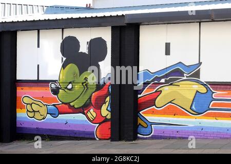 Mickey mouse speeding murale sul posto di ex supermercato, New Brighton, Wirral Foto Stock