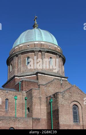 Chiesa del Santuario di San Pietro e Paolo e di San Filomena, New Brighton, Wirral, Regno Unito Foto Stock