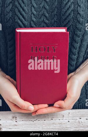Donna che legge la Sacra Bibbia Foto Stock
