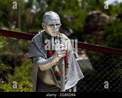 Close shot del duplici Mahatma Gandhi Street performer nel giardino naturale di roccia a Tirumala: Tirumala, Andhra Pradesh, India-Luglio 10.2021 Foto Stock