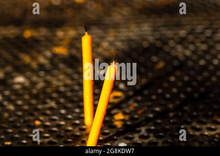 Closeup delle candele brucianti che si fondono in memoria dei morti Foto Stock