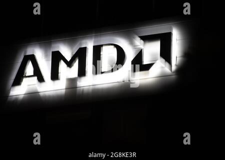 Aschheim, Germania. 03 luglio 2020. Gezoomtes Bild vom Logo des chip-Entwickler Advanced Micro Devices - AMD an seinem Standort in Aschheim bei München. -- immagine ingrandita del logo AMD by Night a Monaco, Germania. (Foto di Alexander Pohl/Sipa USA) Credit: Sipa USA/Alamy Live News Foto Stock