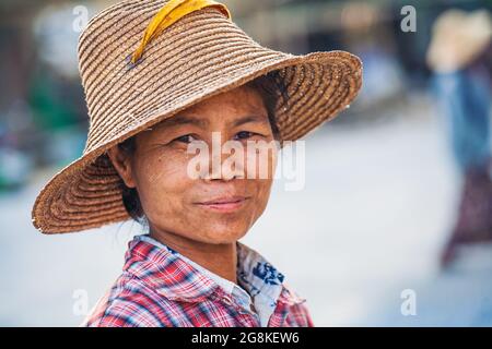 Giovane abbastanza birmano lavoratrice di strada bambino lavoratore posa in strada, Monywa, Myanmar Foto Stock