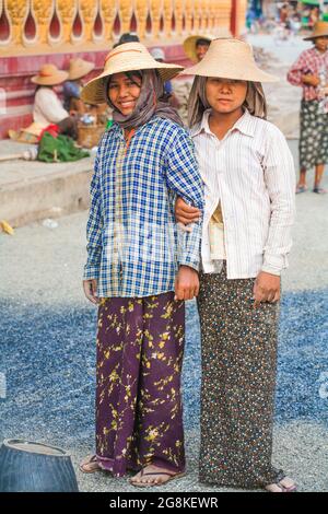 Due piccoli lavoratori birmani lungo strada lavoratrice di bambini bella posa in strada, Monywa, Myanmar Foto Stock