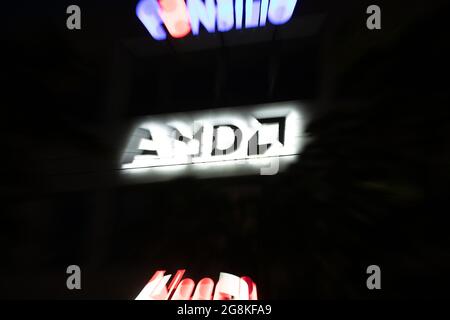 Aschheim, Germania. 03 luglio 2020. Gezoomtes Bild vom Logo des chip-Entwickler Advanced Micro Devices - AMD an seinem Standort in Aschheim bei München. -- immagine ingrandita del logo AMD by Night a Monaco, Germania. (Foto di Alexander Pohl/Sipa USA) Credit: Sipa USA/Alamy Live News Foto Stock