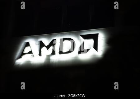 Aschheim, Germania. 03 luglio 2020. Gezoomtes Bild vom Logo des chip-Entwickler Advanced Micro Devices - AMD an seinem Standort in Aschheim bei München. -- immagine ingrandita del logo AMD by Night a Monaco, Germania. (Foto di Alexander Pohl/Sipa USA) Credit: Sipa USA/Alamy Live News Foto Stock