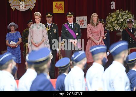 Regina Mathilde del Belgio, Re Philippe - Filip del Belgio e Ministro degli interni Annelies Verlinden hanno raffigurato durante la parata militare e civile Foto Stock